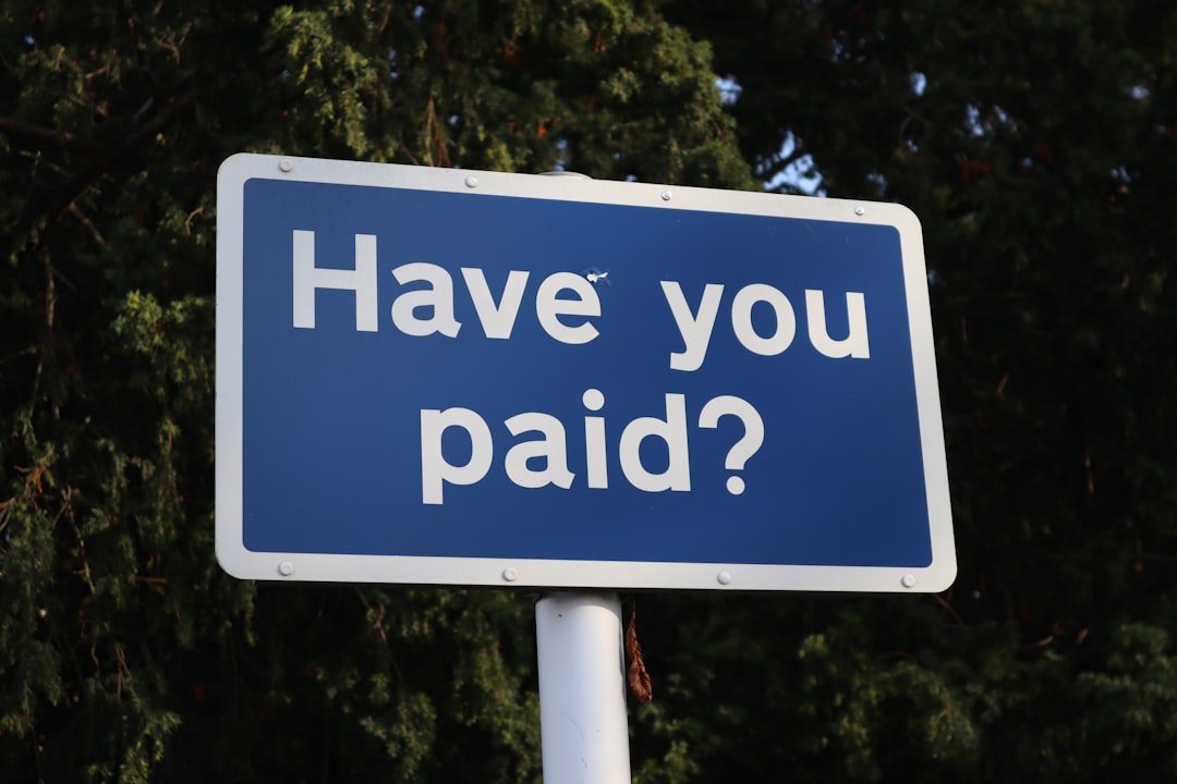 Annuaire inversé gratuit vs payant : comment choisir en 2026